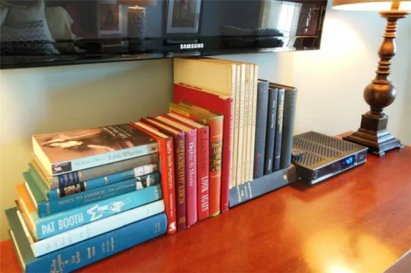 Книги и журналы - как спрятать провода от телевизора