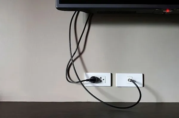 Как спрятать провода от телевизора