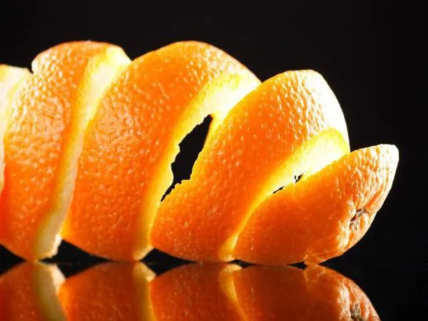 Апельсиновые шкурки в кармане шубы помогут отпугнуть вредителя