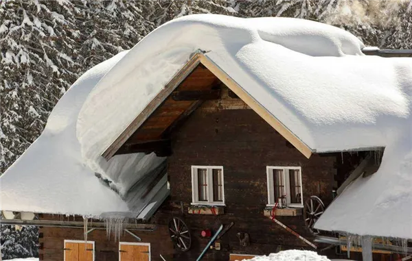 Снег на крыше дома