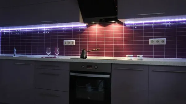 Подсветка на кухонных шкафах