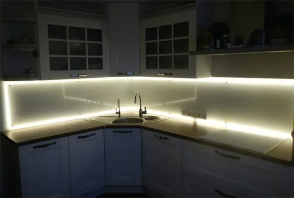 Подсветка кухонного фартука светодиодной лентой, расположенной под шкафами