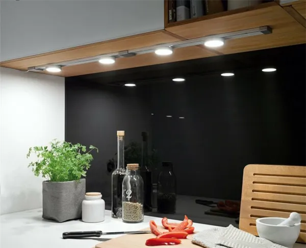 Трековые светильники в рабочей зоне кухни