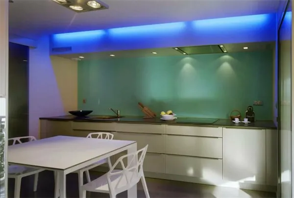 Цветная подсветка рабочей зоны на кухне 