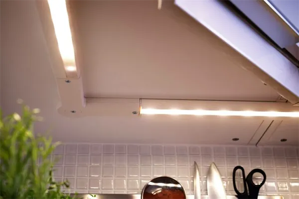 Накладные светильники в рабочей зоне на кухне