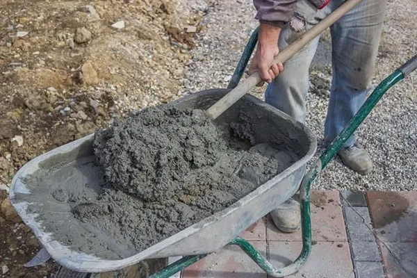 Процесс подготовки бетона вручную