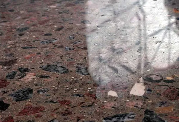 проступающая мраморная крошка из полированного бетона