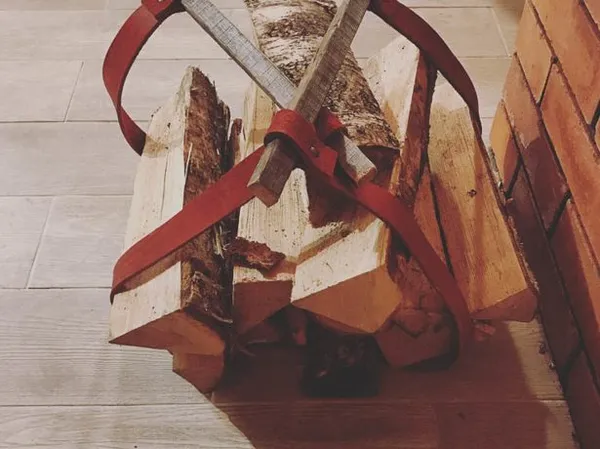 Кожаная сумка с деревянными ручками