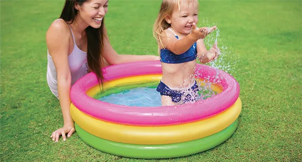 детские модели надувных бассейнов производят из более тонкого материала, поэтому для его ремонта нужнен специальный клей