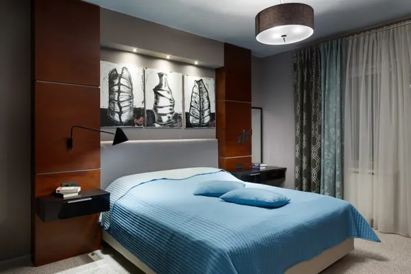 бирюзово-коричневый интерьер спальни с двойными шторами и тюлем