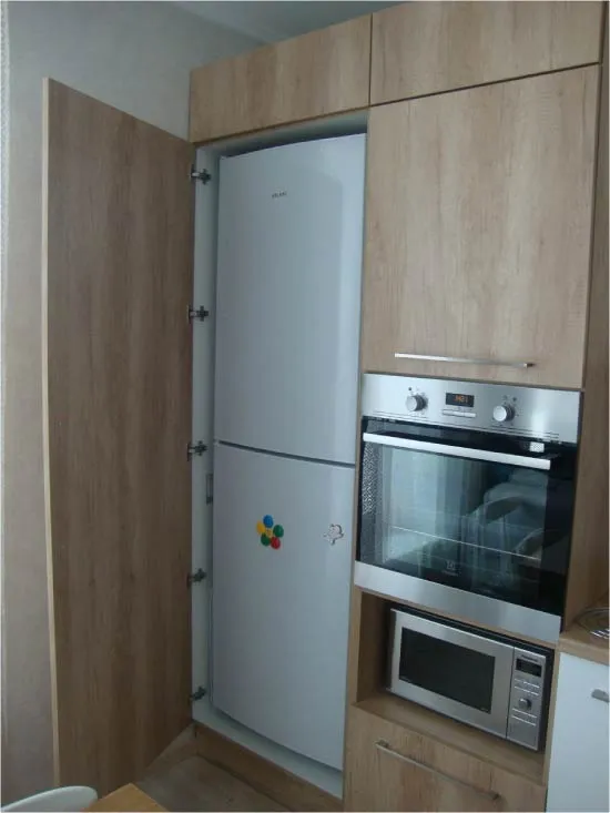 Вариант полувстроенного холодильника