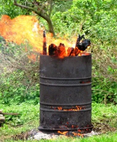 Как сжигать мусор на участке в бочке или другой емкости