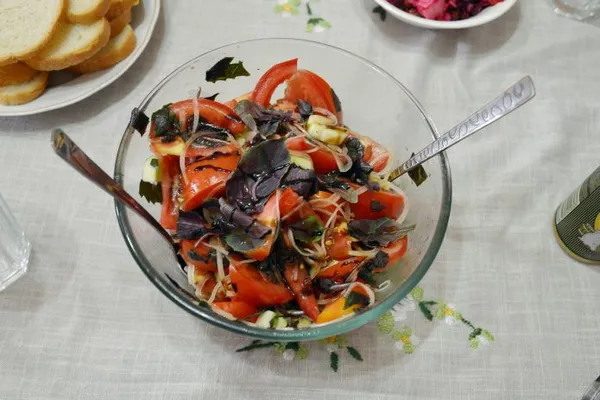 Салат с помидорами и фиолетовым базиликом