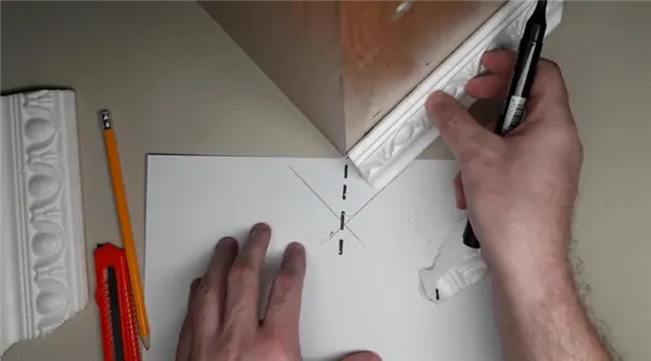 Как правильно резать внутренний угол потолочной галтели