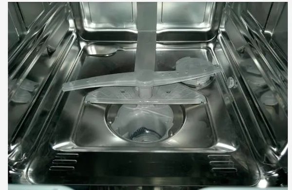 Извлечение дренажного фильтра из поддона посудомоечной машины и откачка воды при самостоятельном разборе