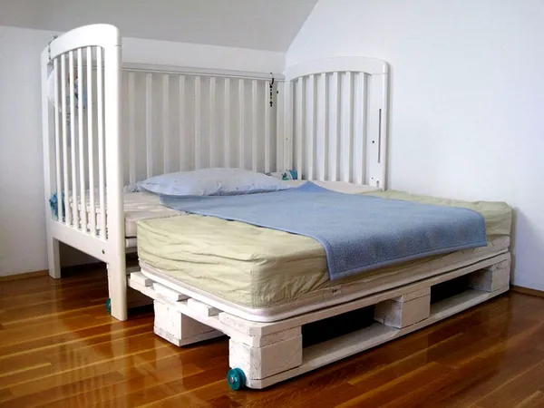 Детская кровать с выезжающей платформой из паллетов