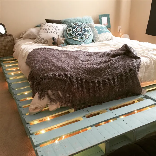 кровать из поддонов с зеленым декором