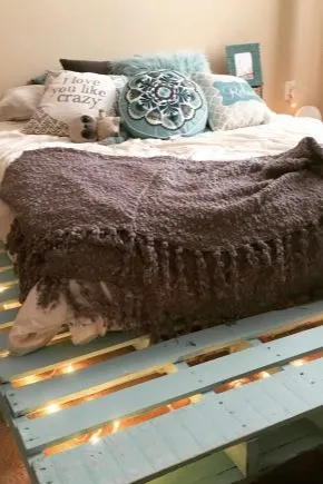 кровать из поддонов с мягкой периной
