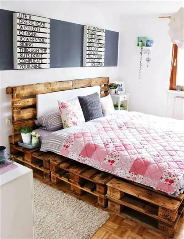 кровать из поддонов в деревенском стиле