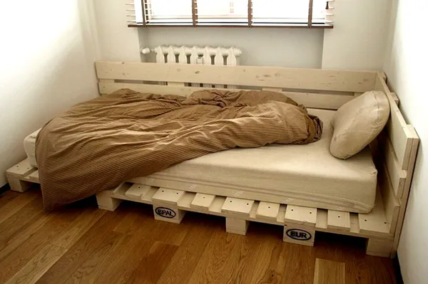 кровать из поддонов домиком