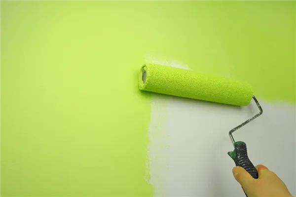 Нанесение краски на стену