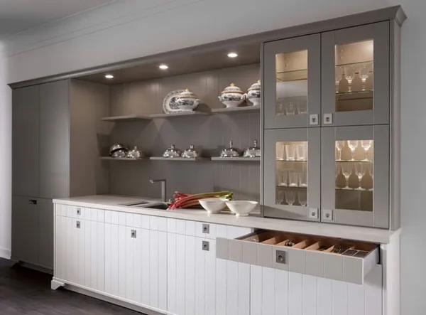 Фото кухонного гарнитура со шкафами для посуды