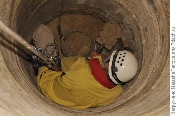 Работа в колодце. Фото с сайта http://stroytolk.ru