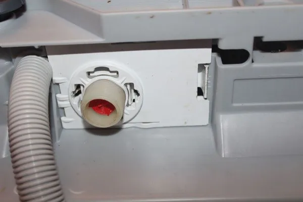 При возникновении горящего индикатора крана на посудомоечной машине проверьте впускной клапан
