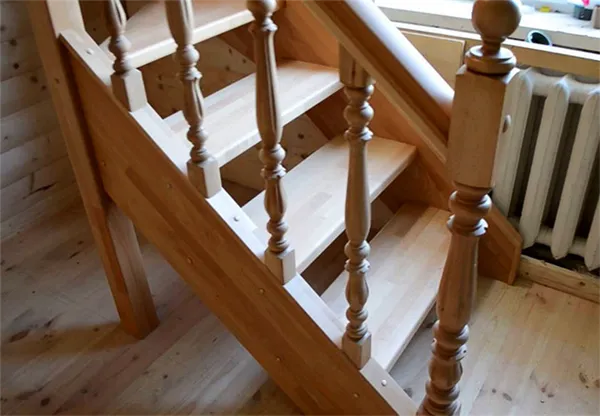 Деревянная лестница с перилами