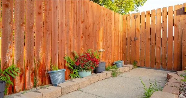Как выбрать забор для частного дома: важные параметры и 7 лучших материалов (75 фото)