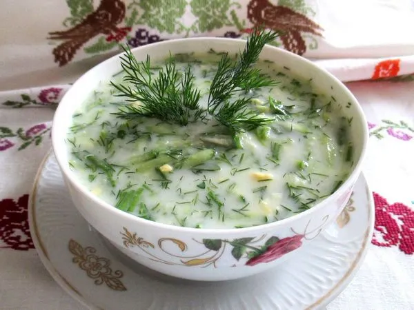 Наиболее часто применяются в кулинарии свежие листья лука Суворова - их добавляют в окрошки, салаты, супы, мясные блюда