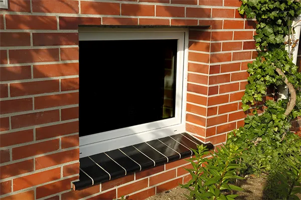В цоколе могут устанавливаться окна даже в обычную для них высоту, а в подвале естественного освещения не бываетФОТО: golowczynski.pl