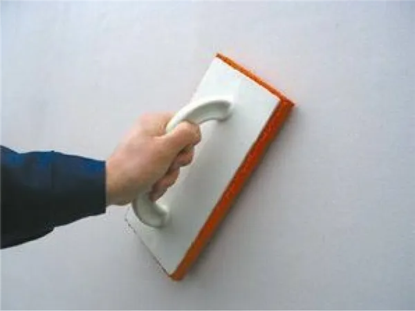идея использования шлифовки стен в ремонте комнаты