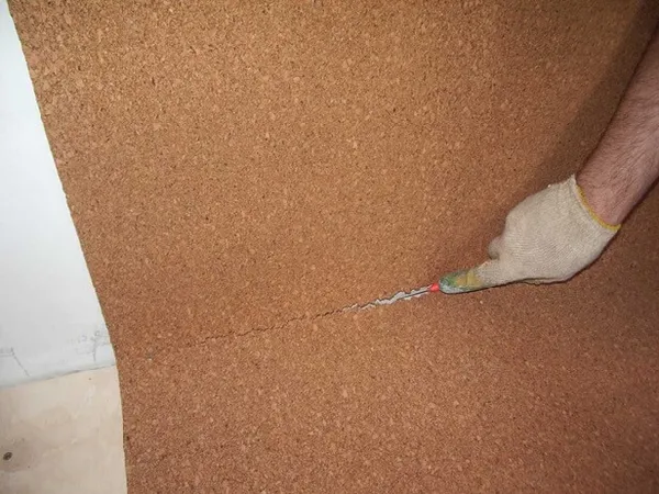 обрезка пробковой подложки под линолеум по стене