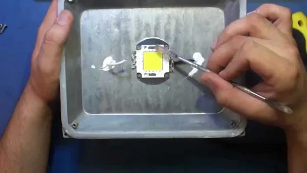 LED-матрица в прожекторе устанавливается на термопасту