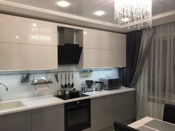 Белая кухня с подъемными фасадами