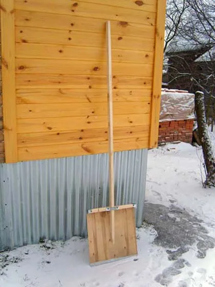 Деревянная снегоуборочная лопата