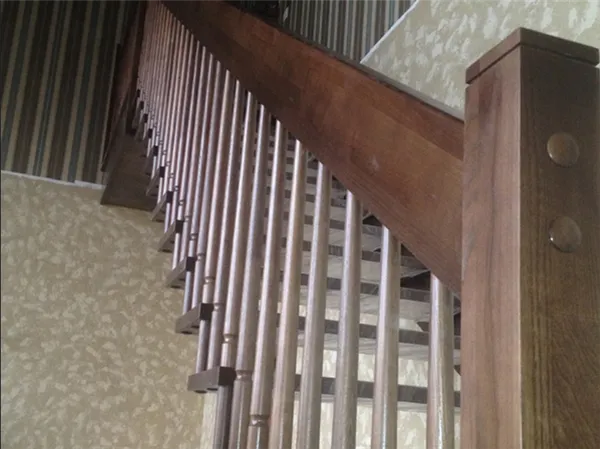 Лестницы в цокольный этаж в частном доме - Орехово