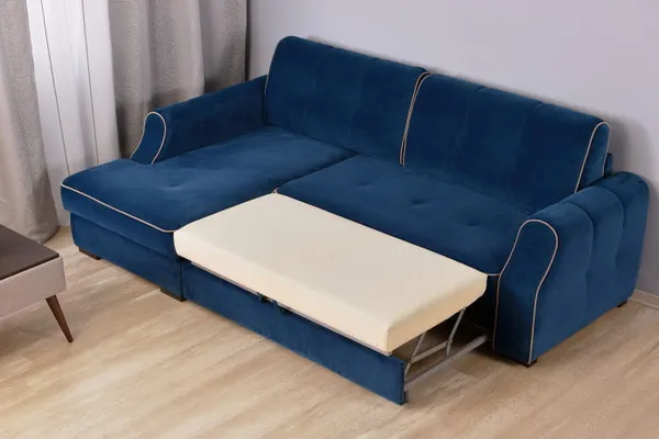 раскладная диванная модель с оттоманкой в интерьере