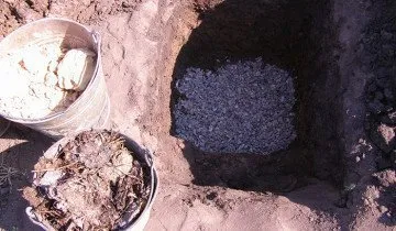 Фотография ямы с дренажем для смородины, na-dache.com.ua