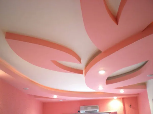Розовый фигурный подвесной потолок