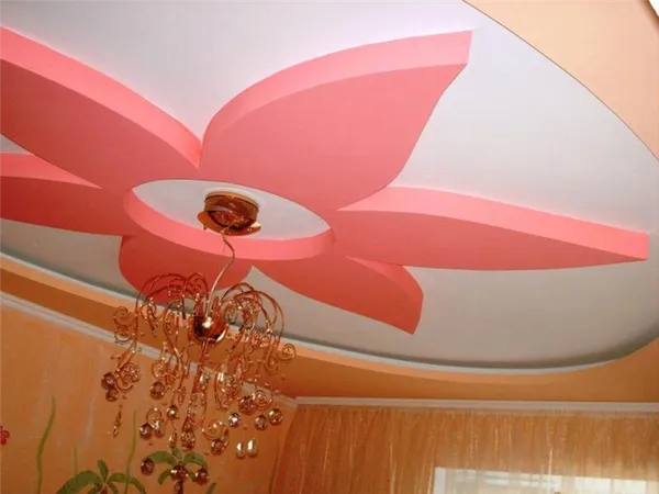 Розовый цветок из гипсокартона на потолке