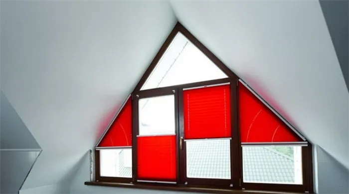 Необычное окно в форме домика можно закрыть жалюзи