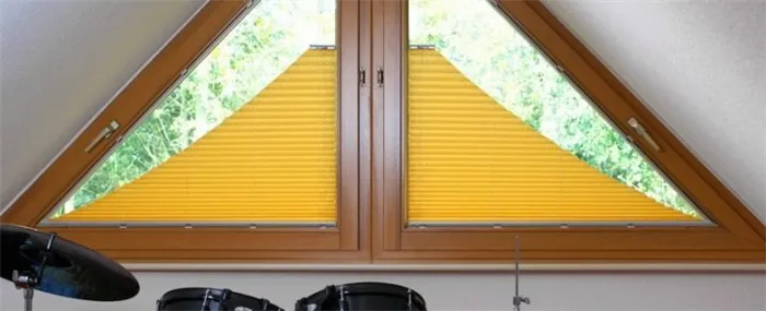 Арочное окно с занавесками в ванной