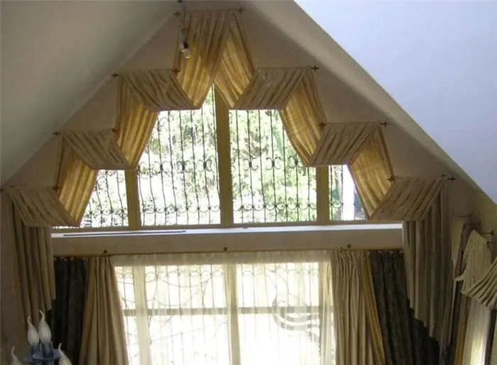 Треугольное окно с коричневыми жалюзями для комнаты отдыха