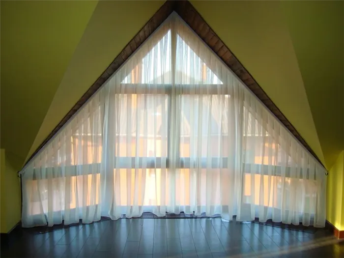 мансардное окно с тюлем