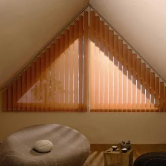 Оригинальная и необычная модель шторы на треугольное окно
