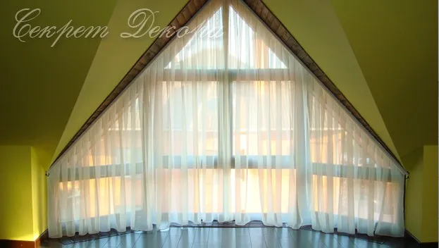 Шикарные шторы на треугольное окно в спальне на мансарде