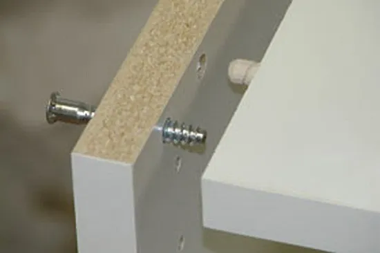 Соединение деталей с помощью шканта диаметром 6-8 мм и конфирмата. Такой способ соединения применяется в фабричной мебели, например, мебели из ИКЕИ. Обеспечивает высокую точность соединения деталей.