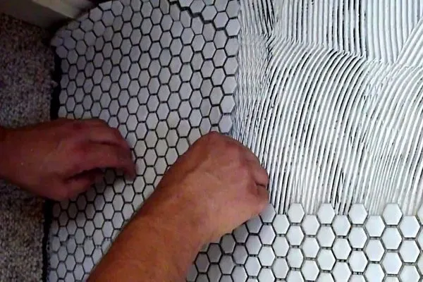 Укладка керамической плитки мозаики в ванной